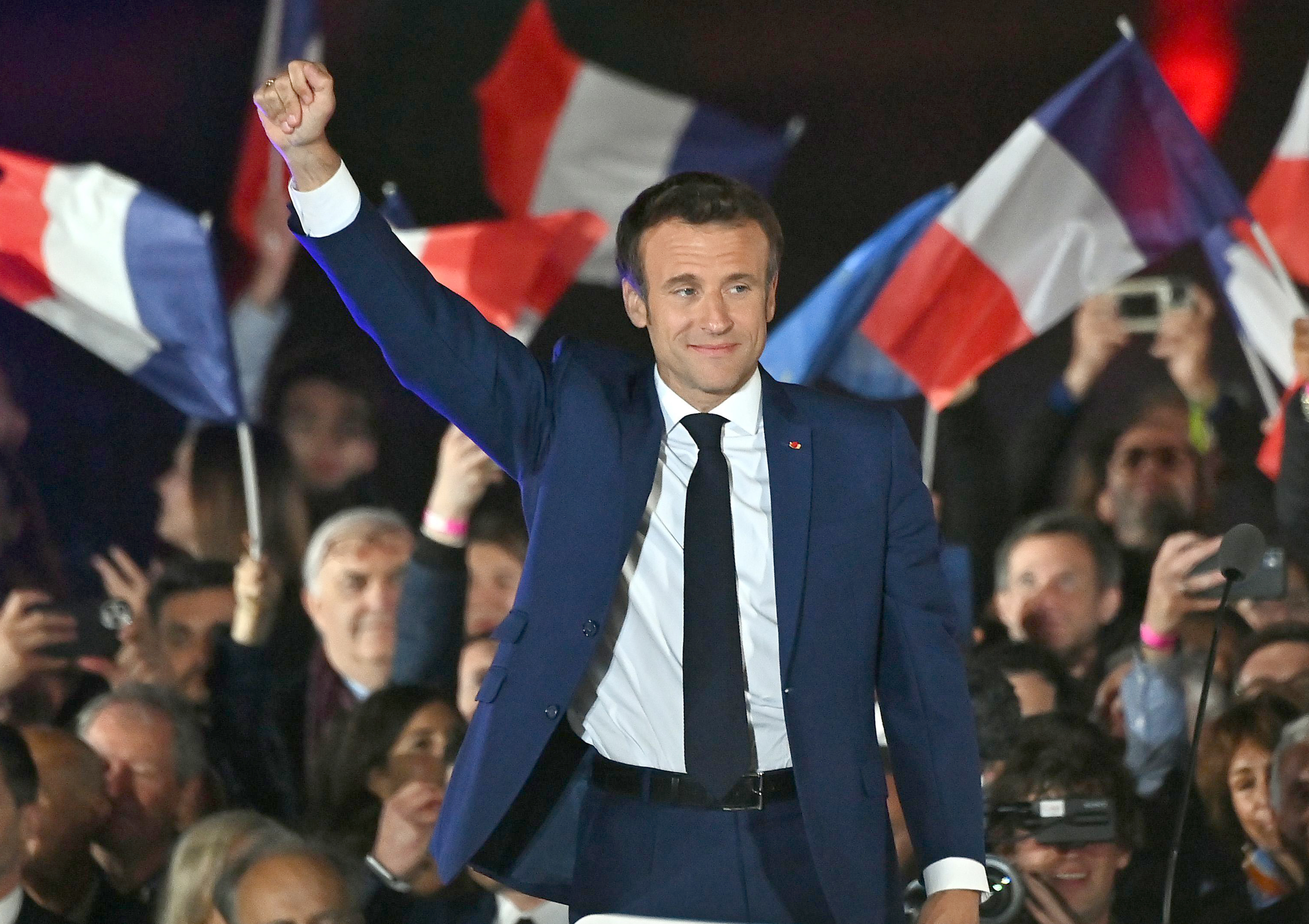 エマニュエル マクロン フランス大統領 妻 ブリジット ノートルダム大聖堂 火災 再建 パリ フランス 教育向け 遺跡 世界遺産 の写真 画像 報道写真の共同通信イメージリンク